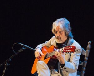 Riqueni con microfono en directo